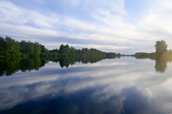 Schöner See Und Blauer Himmel — Stockfoto