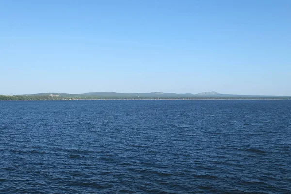 Vacker Sjö Och Blå Himmel — Stockfoto