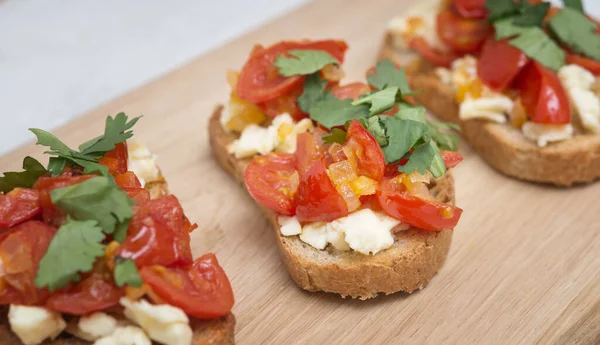 Italiaanse Bruschetta Een Houten Plank — Stockfoto