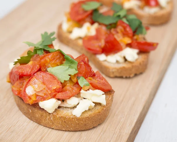 Italiaanse Bruschetta Een Houten Plank — Stockfoto