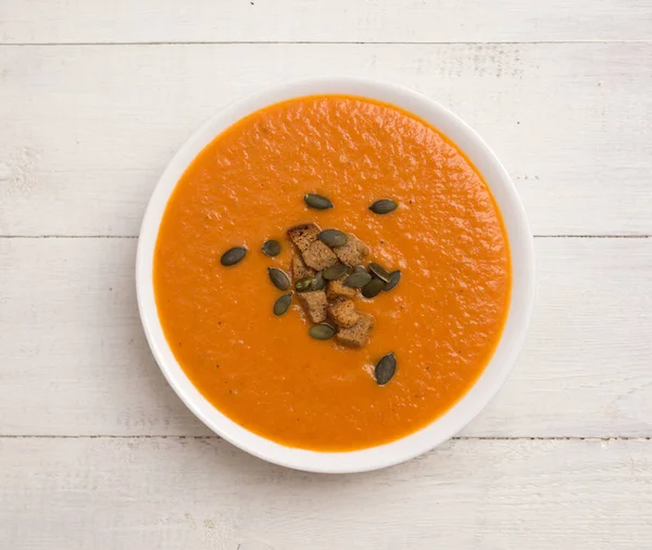 Tahta bir masada domates kremalı çorba.