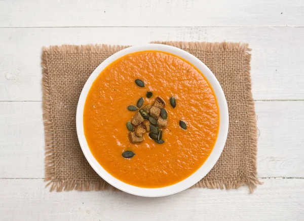 Tomatencremesuppe Mit Kürbiskernen Und Crackern Auf Hölzernem Hintergrund — Stockfoto