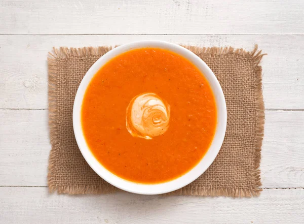 Sopa Creme Tomate Uma Mesa Madeira — Fotografia de Stock