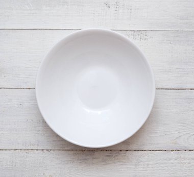 Tahta bir masada beyaz tabak.