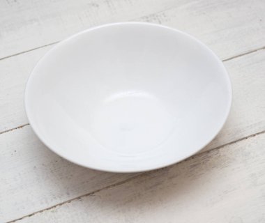 Tahta bir masada beyaz tabak.