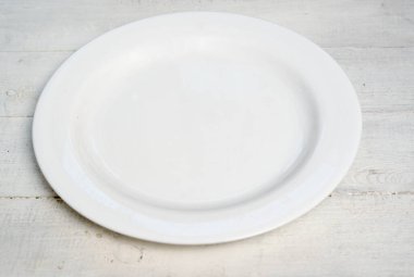 Tahta bir masada beyaz tabak.