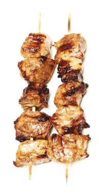Beyaz arkaplanda domuz kebabı izole edilmiş
