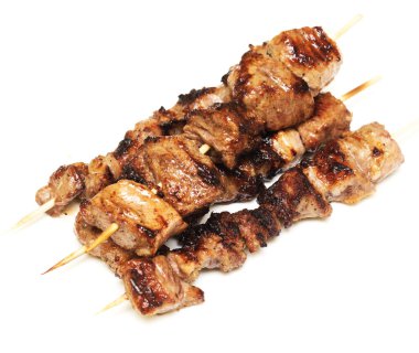 Beyaz arkaplanda domuz kebabı izole edilmiş