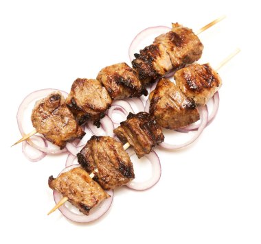 Beyaz arkaplanda domuz kebabı izole edilmiş
