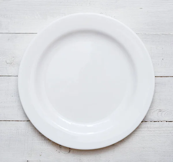 Tahta Bir Masada Beyaz Tabak — Stok fotoğraf