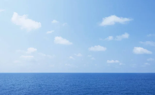 Γαλάζιο Ουρανό Σύννεφα Και Θάλασσα — Φωτογραφία Αρχείου