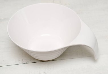 Ahşap bir masada derin bir tabak