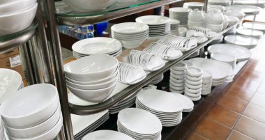 Dükkandaki beyaz tabaklar