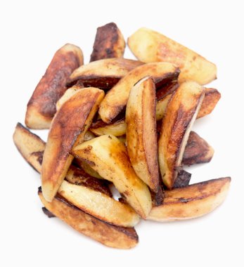 Beyaz arka planda izole edilmiş kızarmış patates parçaları.