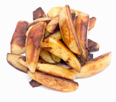 Beyaz arka planda izole edilmiş kızarmış patates parçaları.