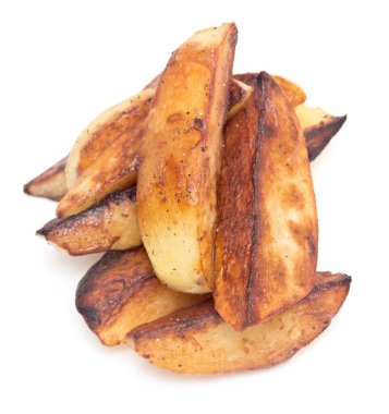 Beyaz arka planda izole edilmiş kızarmış patates parçaları.