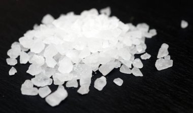 Siyah arka planda deniz tuzu