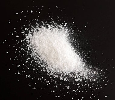 Siyah arkaplanda bir taş tuzu yığını