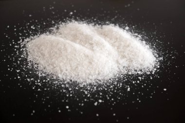 Siyah arkaplanda tuz yığını