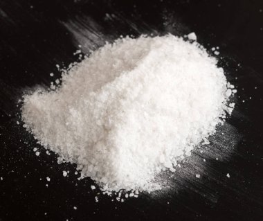 Siyah arkaplanda tuz yığını