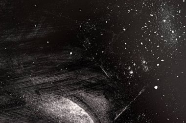 Siyah arkaplanda tuz tozu