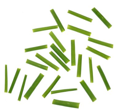 Beyaz arkaplanda yeşil soğan izole edildi