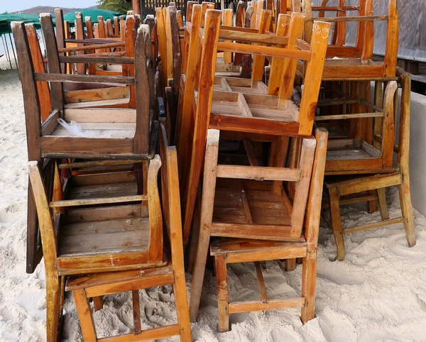 Kumsalda Bir Yığın Tahta Sandalye — Stok fotoğraf