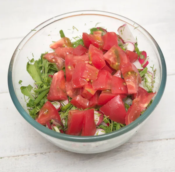 Gesunder Salat Mit Rettich Tomate Grüner Zwiebel Dill Und Rucola — Stockfoto