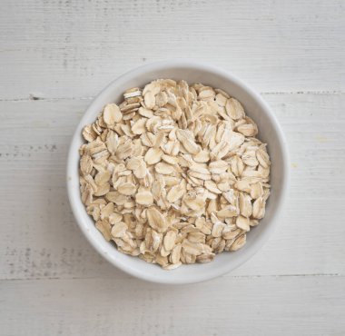 Ahşap bir arka planda pişmemiş yulaf.