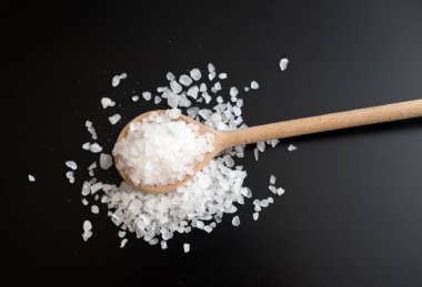 Siyah arka planda deniz tuzu