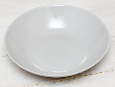 Tahta masadaki boş bir tabağın üst görüntüsü