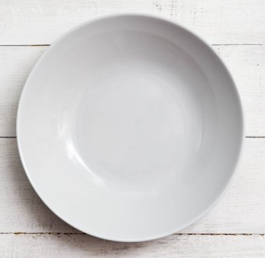 Tahta masadaki boş bir tabağın üst görüntüsü