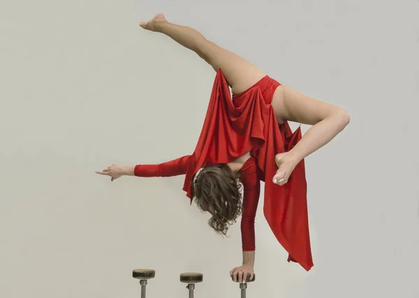 Kız jimnastikçi bir egzersiz gerçekleştirir. Photoforum Crocus Expo Fuar Merkezi'nde. Krasnogorsk şehir. 12 Nisan 2018