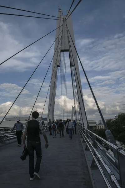 Çizgiler ve modern köprü yapılarının. Moskova Nehri. Krasnogorsk şehir, Moscow region. 29 Haziran 2015