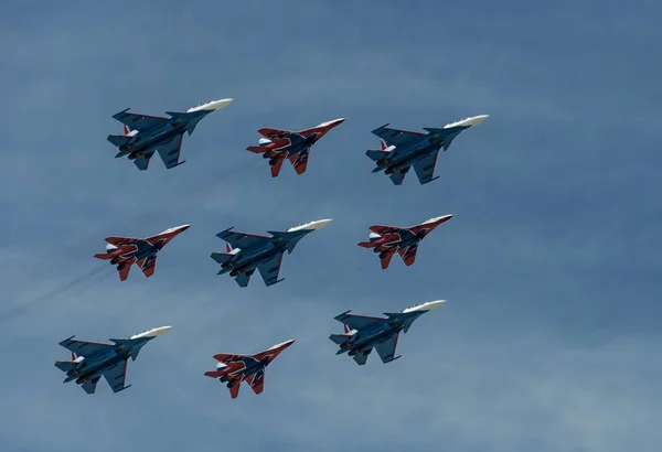 Takip-uçaklar gökyüzünde oluşan bir grup. Uçuş Moskova Kızıl meydanında gösteri zafer günü. 9 Mayıs 2018