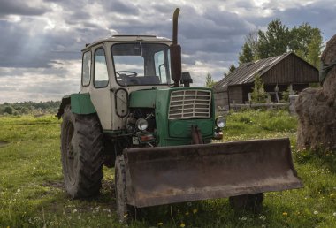 Traktör tarım işleri için. Nazimovo Köyü, Tver region.2 Haziran 2018 grupta