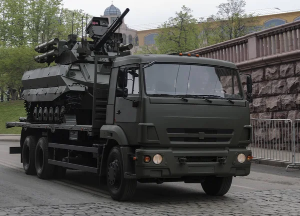 Askeri çok işlevli robotik karmaşık özel bir araba. Zafer günü prova geçit. Moskova şehir. 6 Mayıs 2018