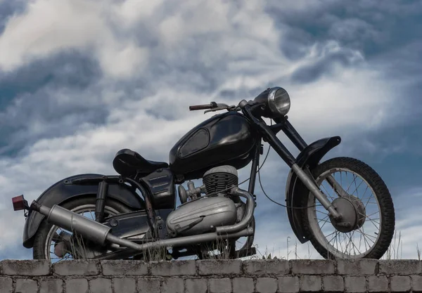 Motocicleta Telhado Garagem Contra Fundo Céu Nublado Cidade Ostashkov Região — Fotografia de Stock