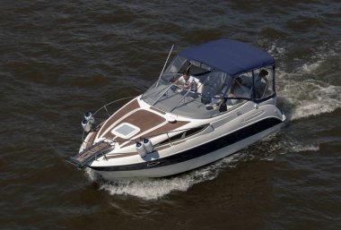 Katılımcı yaz gezinti Moskova Nehri üzerinde açılış geçit gemisi. Moskova şehir. 12 Mayıs 2018