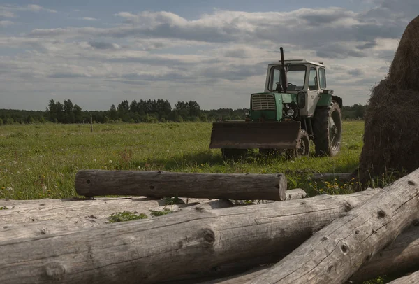 Traktör çiftlik bahçedeki tarım iş için. Nazimovo Köyü, Tver bölgesi, Rusya Federasyonu. 2 Haziran 2018