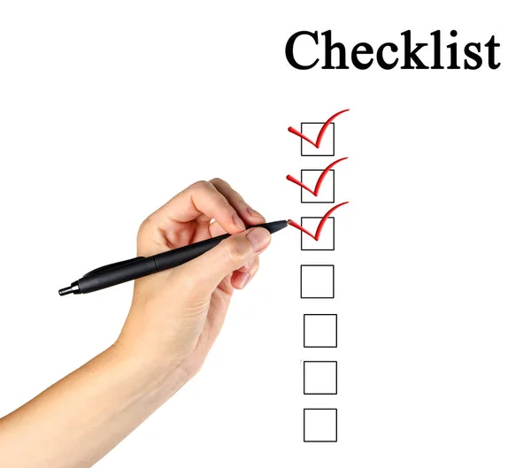 Donna Che Riempie Checklist Con Penna — Foto Stock