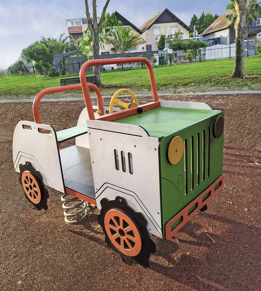 Nahaufnahme von Spielauto auf Spielplatz — Stockfoto