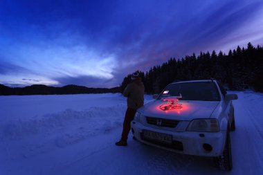 Dorkovo, Bulgaristan - Ocak, 2019: onun hayalet 4 dron kış orman, Bulgaristan ile uçmak için bekleyen adam