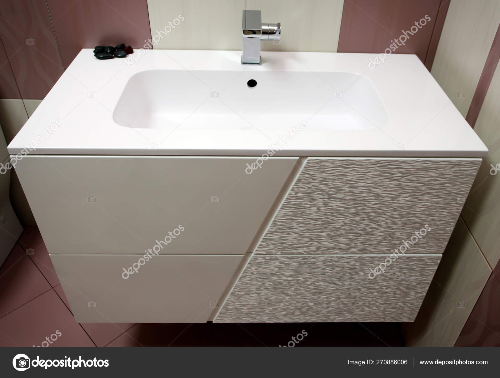 Salle Bain Grise Avec Lavabo Comptoir Moderne Miroir Douche Image Libre De Droit Par Sliper84 C 270886006