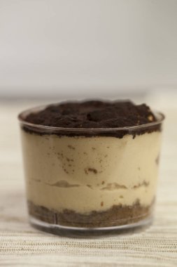 masa üstü lezzetli çikolatalı puding yakın çekim