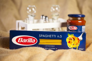 Dorkovo, Bulgaristan - 01 Nisan 2019: Pasta Barilla kutusu. Barilla grubu çeşitli makarnalar üretmektedir ve dünyanın önde gelen makarna üreticisidir.
