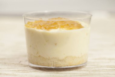 masa üstü lezzetli puding yakın çekim