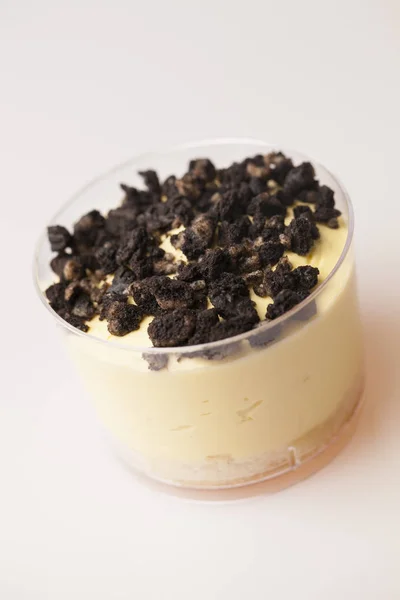 Gros Plan Délicieux Pudding Avec Croustillant Noir Sur Table — Photo