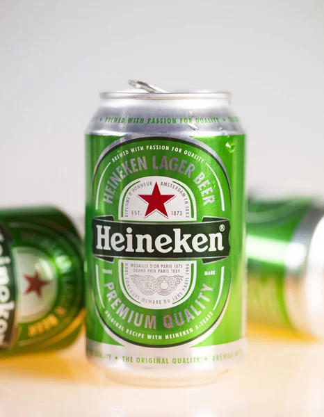 Dorkovo Bułgaria Kwietnia 2019 Puszka Piwa Piwo Heineken Jasnym Tle — Zdjęcie stockowe