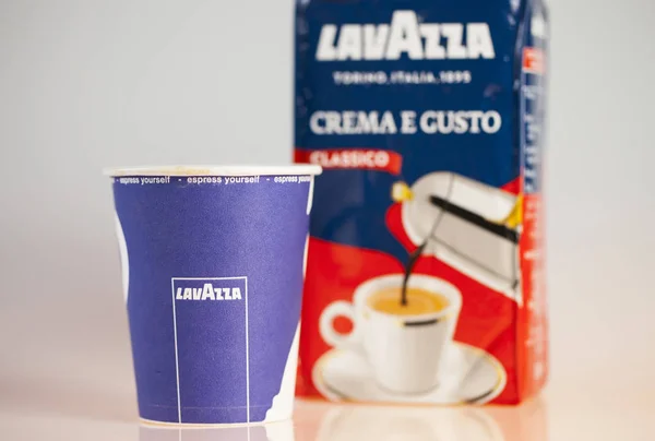 Dorkovo Bulgaria April 2019 Plastikbecher Und Packung Lavazza Kaffee Lavazza — Stockfoto